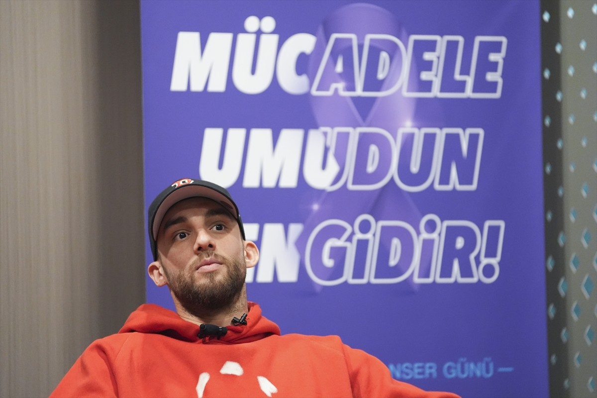 Galatasaraylı futbolcular Dries Mertens ile Berkan Kutlu, Dünya Kanser Günü dolayısıyla düzenlenen...