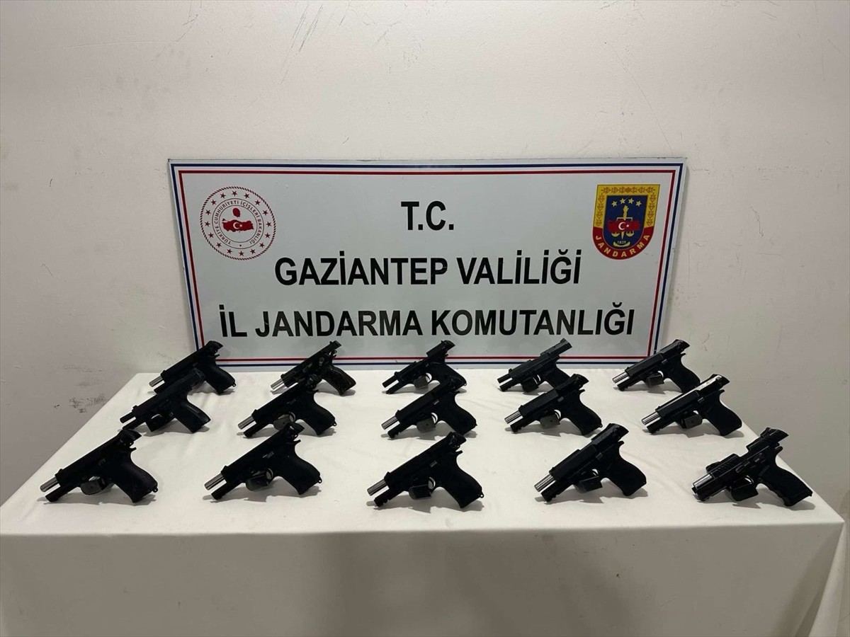 Gaziantep'in merkez Şehitkamil ilçesinde düzenlenen silah kaçakçılığı operasyonunda gözaltına...