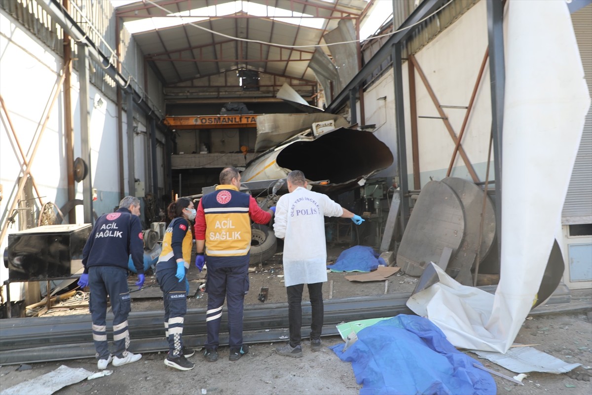 Gaziantep'in Nizip ilçesinde yakıt tankerinin patlaması sonucu 2 kişi öldü, 2 kişi yaralandı. Olay...