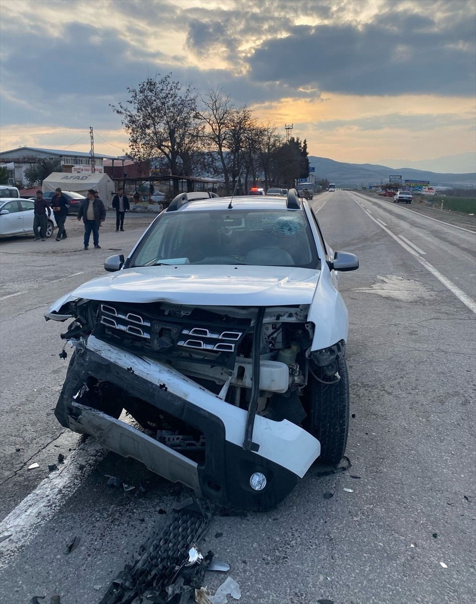 Gaziantep'in Nurdağı ilçesinde iki otomobilin çarpışması sonucu 5 kişi yaralandı.
