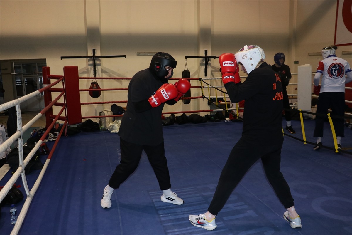 Gençler kategorisinde Avrupa ve dünya şampiyonlukları bulunan milli boksör Büşra Işıldar, büyükler...