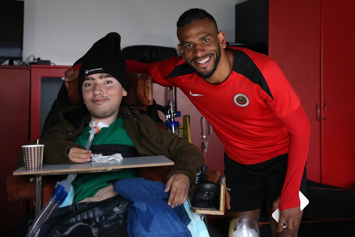 Gençlerbirliği Kulübü, 23 yaşındaki DMD hastası Sıddık Sökük ile ailesini antrenmanda ağırladı....