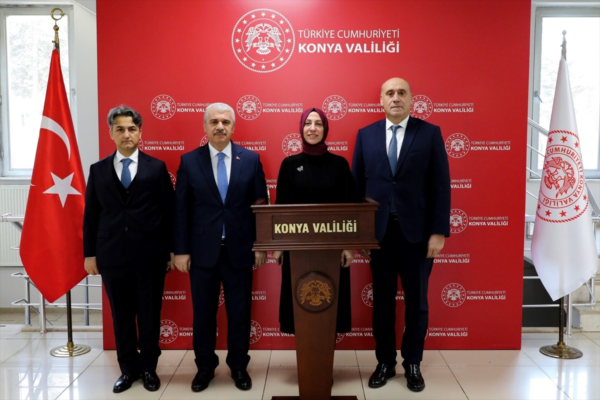 Gençlik ve Spor Bakan Yardımcısı Safa Koçoğlu (sağda), Konya Valisi İbrahim Akın'ı (solda) ziyaret...