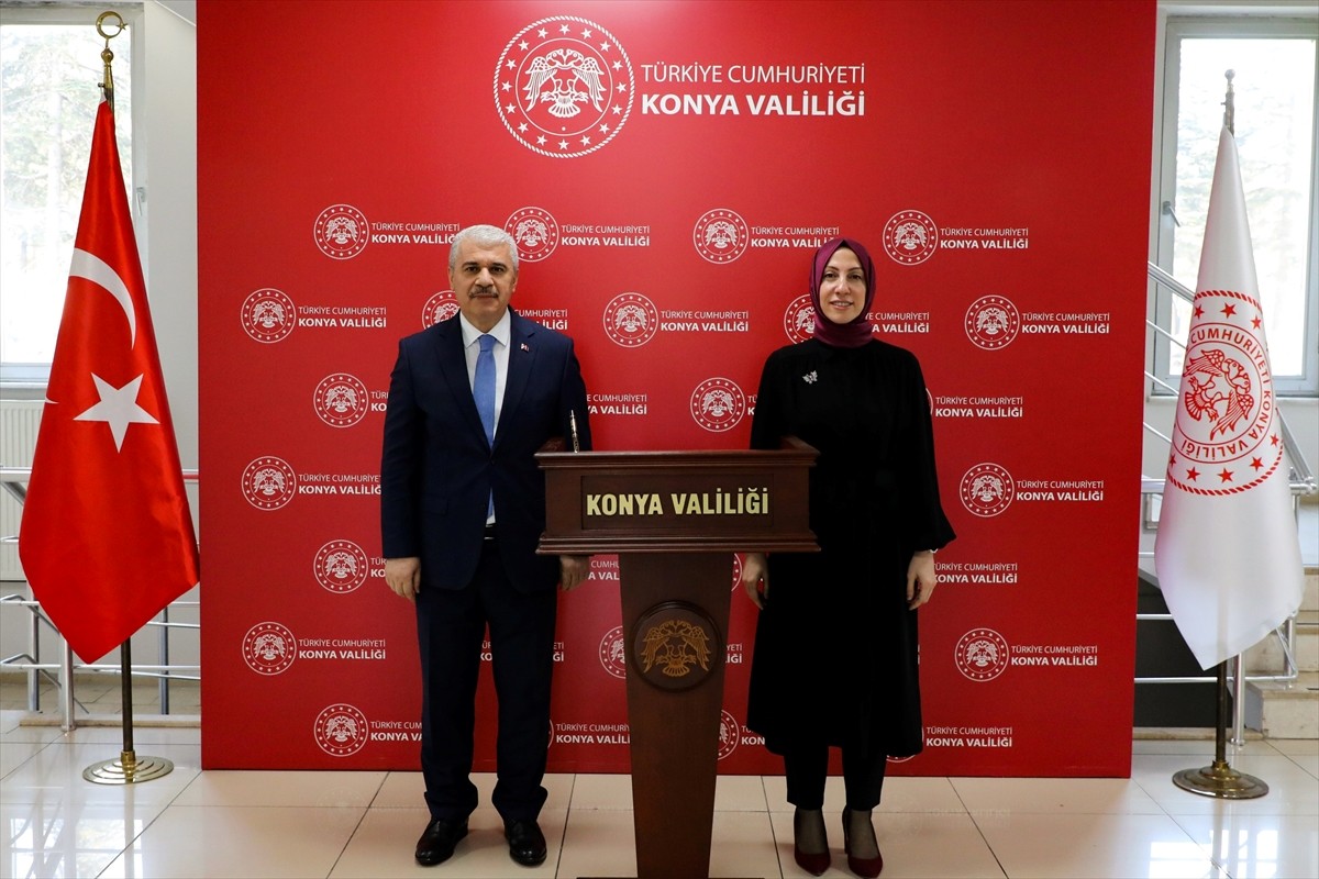 Gençlik ve Spor Bakan Yardımcısı Safa Koçoğlu (sağda), Konya Valisi İbrahim Akın'ı (solda) ziyaret...