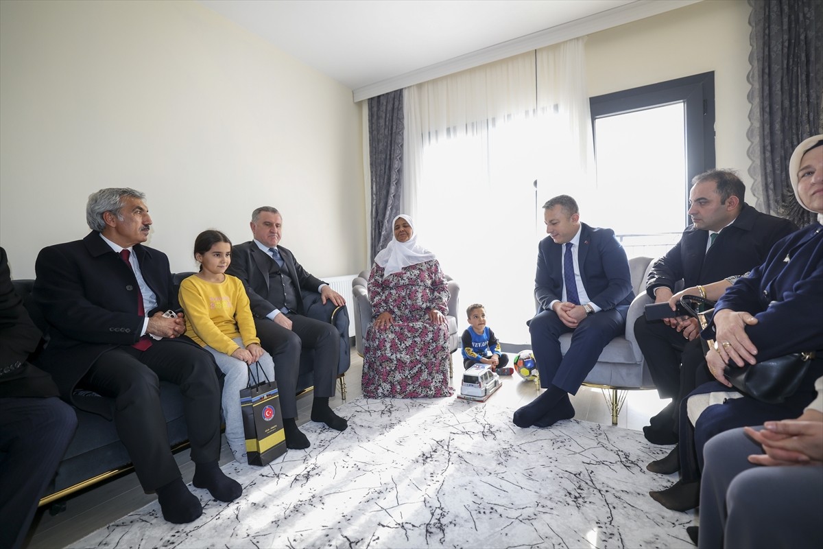 Gençlik ve Spor Bakanı Osman Aşkın Bak, 6 Şubat 2023'te meydana gelen Kahramanmaraş merkezli...