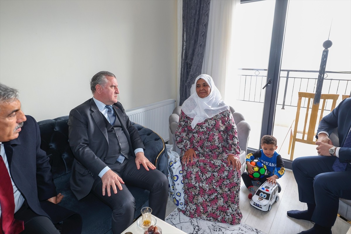 Gençlik ve Spor Bakanı Osman Aşkın Bak (sol 3), 6 Şubat 2023'te meydana gelen Kahramanmaraş...