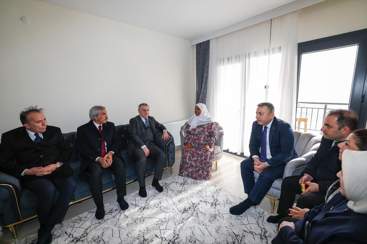 Gençlik ve Spor Bakanı Osman Aşkın Bak (sol 3), 6 Şubat 2023'te meydana gelen Kahramanmaraş...