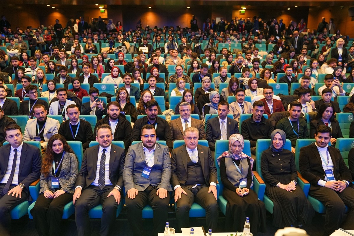 Gençlik ve Spor Bakanı Osman Aşkın Bak (solda), bakanlıktaki konferans salonunda düzenlenen ÜNİDES...