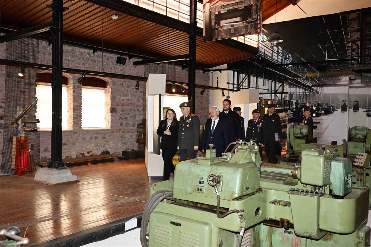 Genelkurmay Başkanı Orgeneral Metin Gürak, Makine ve Kimya Endüstrisi (MKE) Genel Müdürü İlhami...