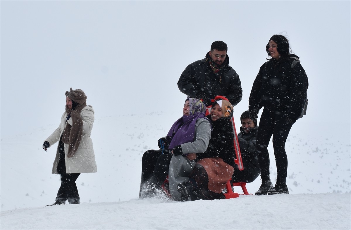 Gümüşhane'de, "Zigana Dağı Kış Gençlik ve Spor Şenliği" gerçekleştirildi. Gençlik ve Spor İl...