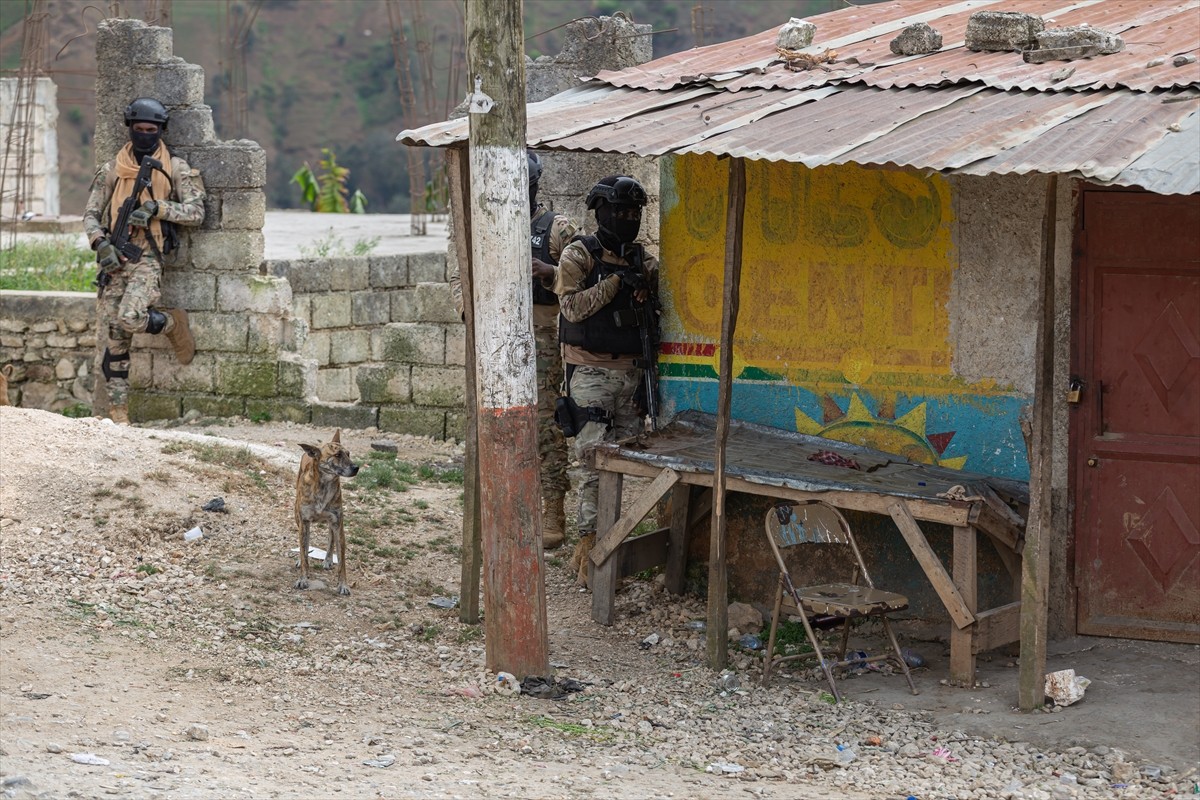 Haiti'de silahlı çetelerin başkent Port-au-Prince'ye bağlı kasabaya düzenlediği saldırıda ilk...