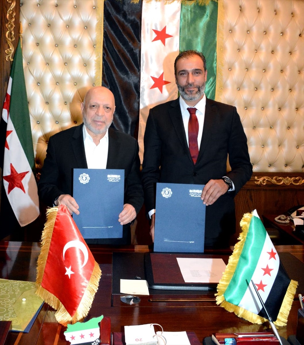 HAK-İŞ Genel Başkanı Mahmut Arslan (sağda), 19-20 Şubat tarihlerinde Suriye'nin başkenti Şam'ı...