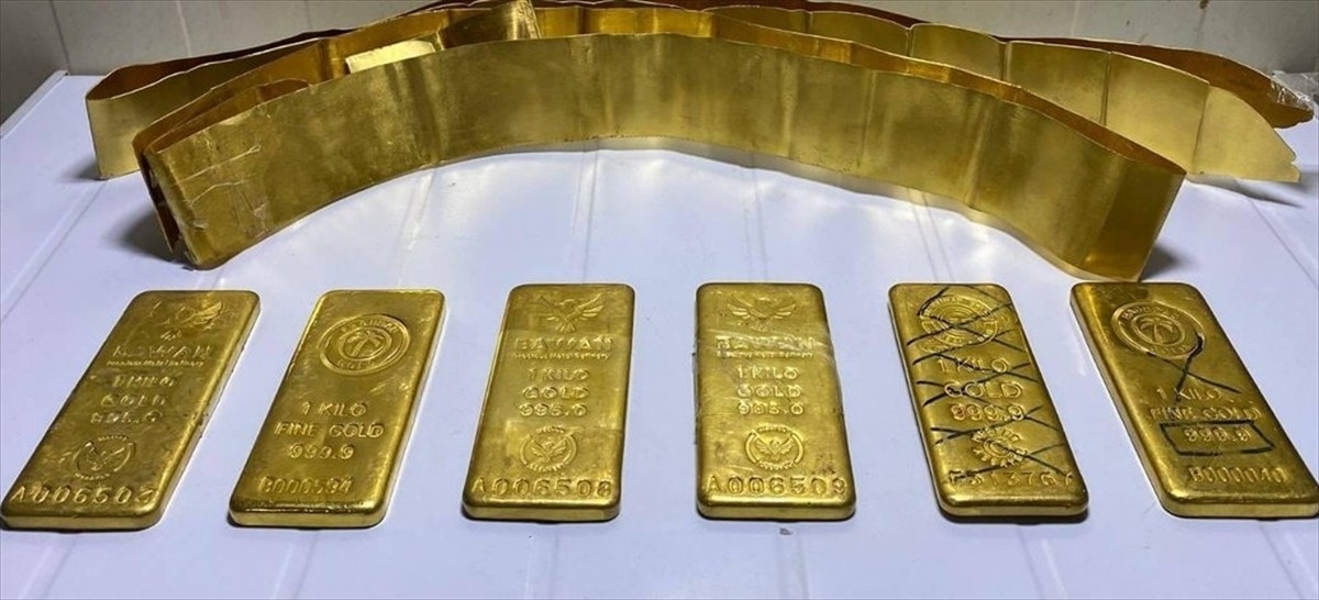 Hakkari'nin Derecik ilçesinde 8 kilogram gümrük kaçağı altın ele geçirildi.