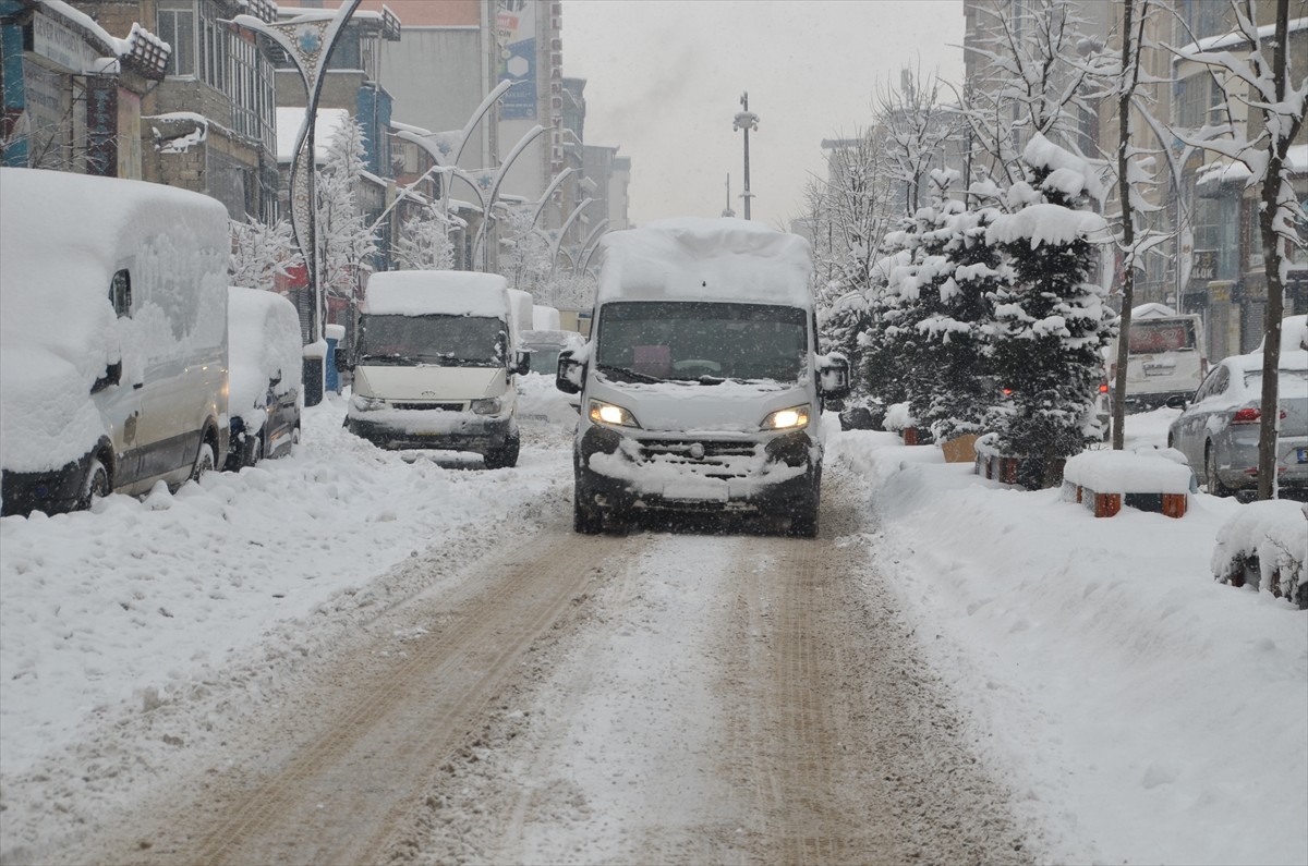 Hakkari'nin Yüksekova ilçesinde etkili olan kar yağışı nedeniyle kent merkezi beyaza...