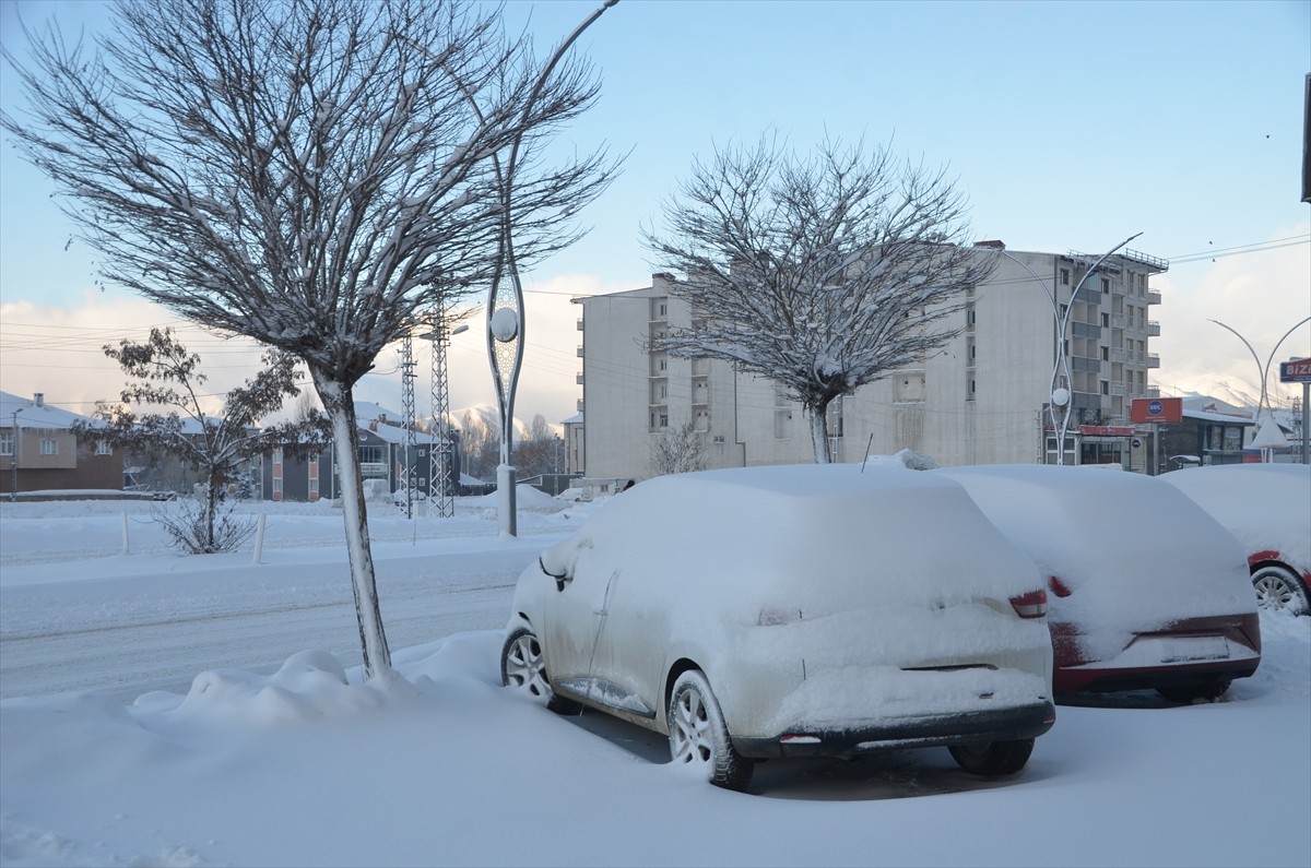 Hakkari'nin Yüksekova ilçesinde etkili olan kar yağışının ardından ilçe merkezi beyaza...