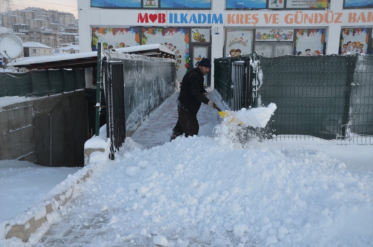 Hakkari'nin Yüksekova ilçesinde etkili olan kar yağışının ardından ilçe merkezi beyaza...