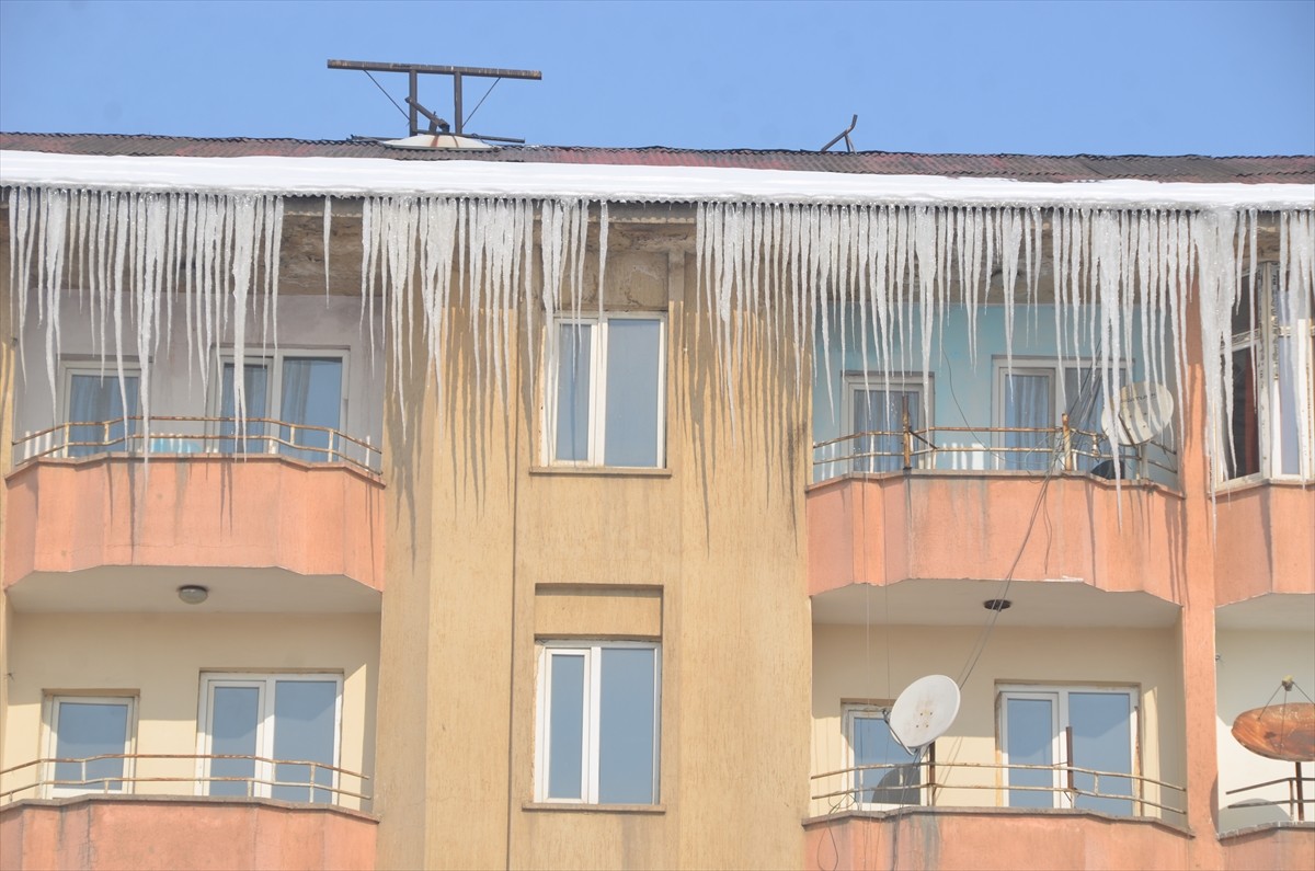 Hakkari'nin Yüksekova ilçesinde etkili olan soğuk hava hayatı olumsuz etkiliyor. Dondurucu...