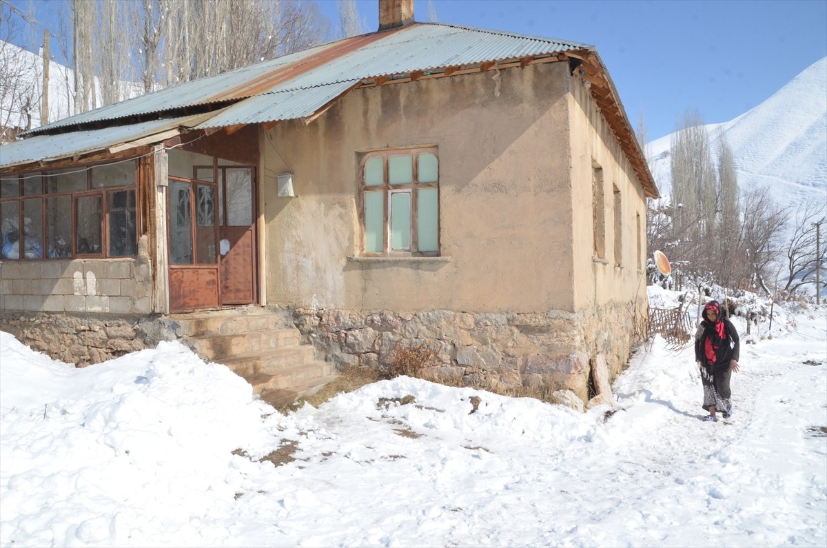 Hakkari'nin Yüksekova ilçesinde geçen yıl eşini kaybeden 50 yaşındaki Şilan Çakar, yalnız yaşadığı...