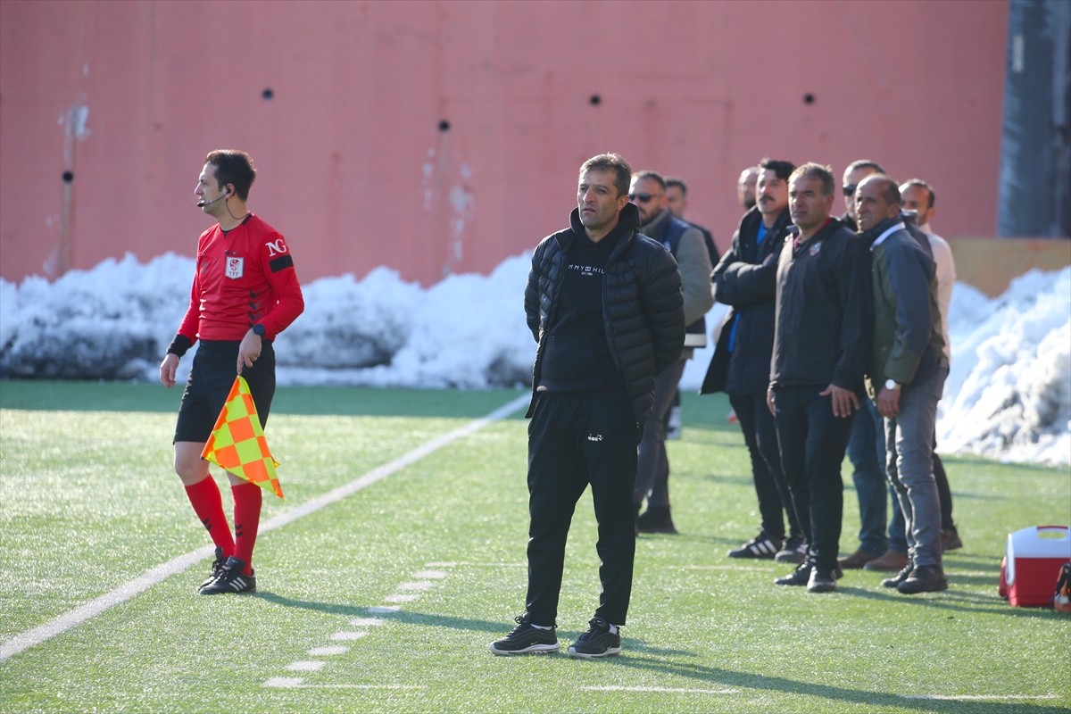 Hakkari Cumhuriyet Başsavcılığı bünyesinde yazı işleri müdürü olarak çalışan Mikail Özdemir...