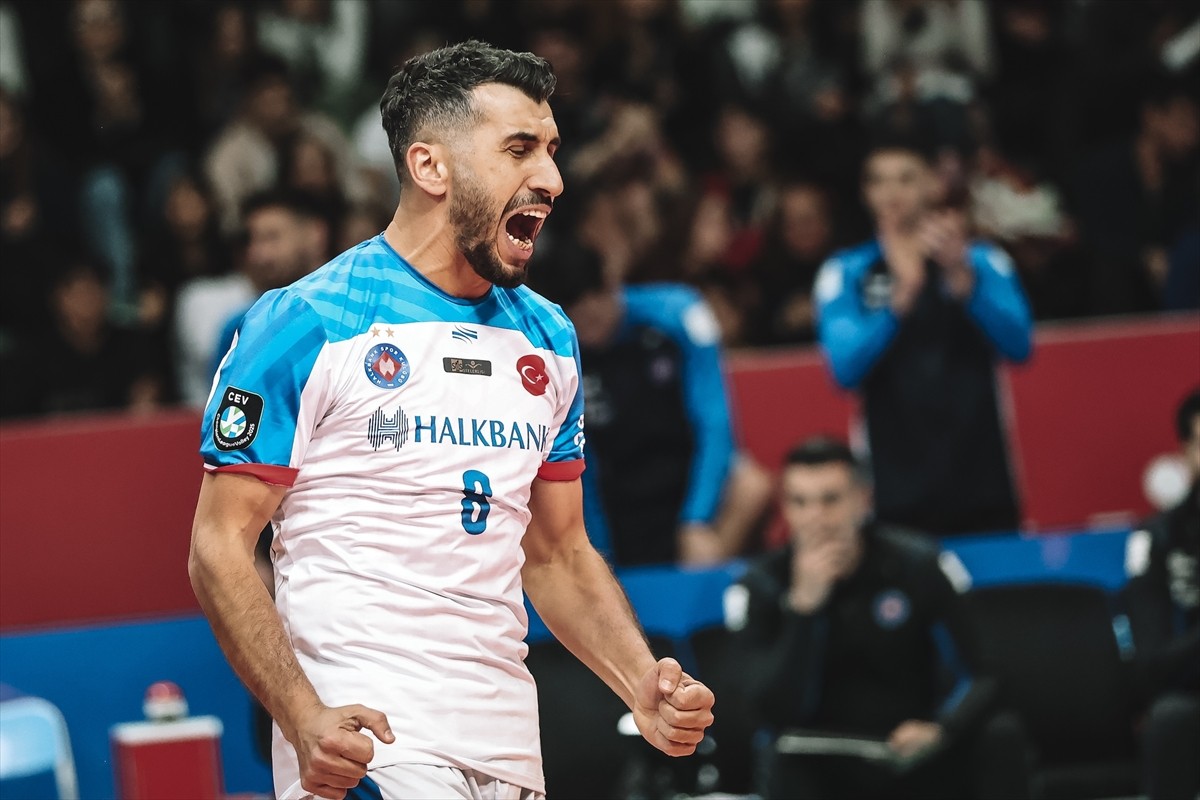 Halkbank Erkek Voleybol Takımı, CEV Şampiyonlar Ligi play-off turu ilk maçında konuk ettiği...