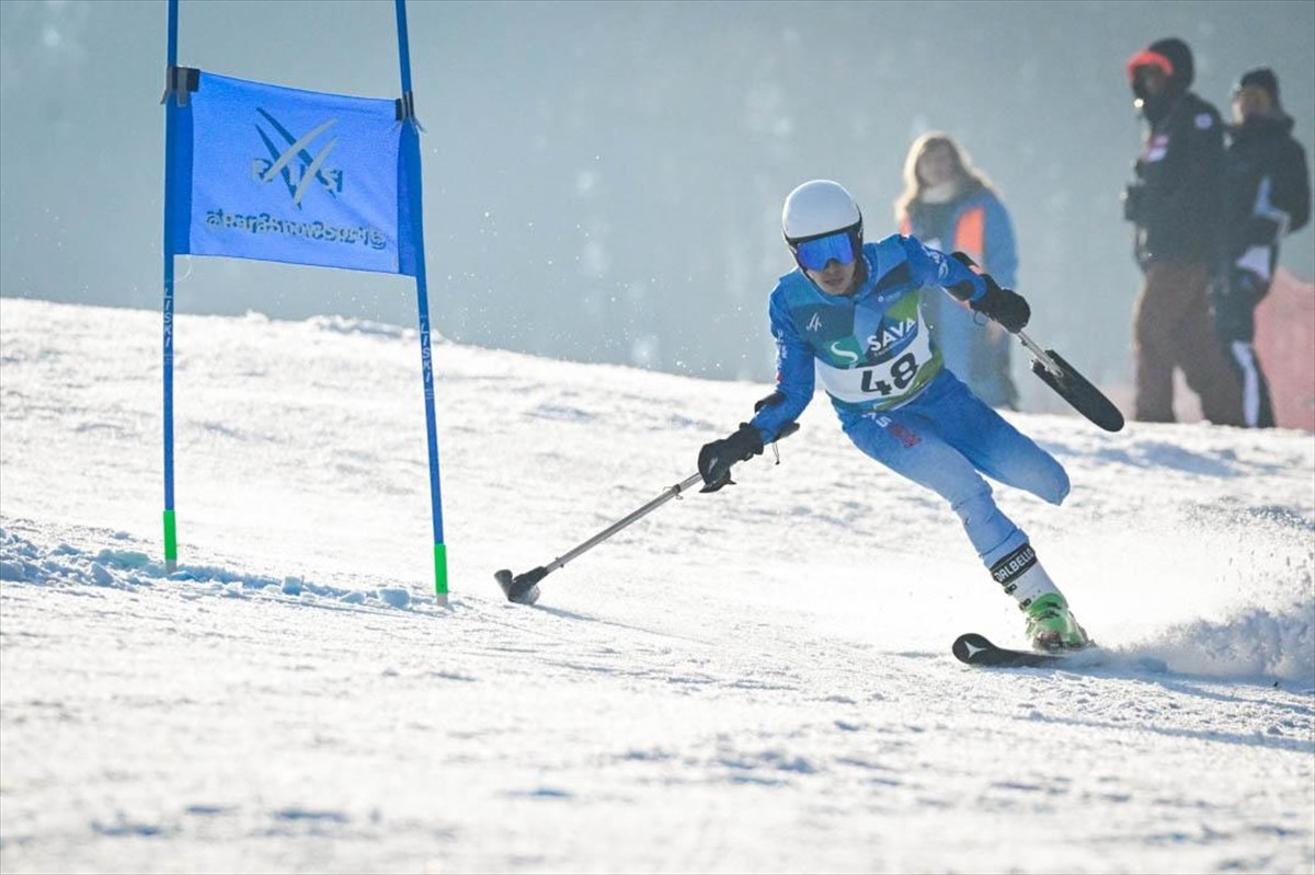 Harun Mut (ortada), Dünya Para Alp Kayak Şampiyonası'nda yarışan ilk Türk kayakçı oldu. Mut...