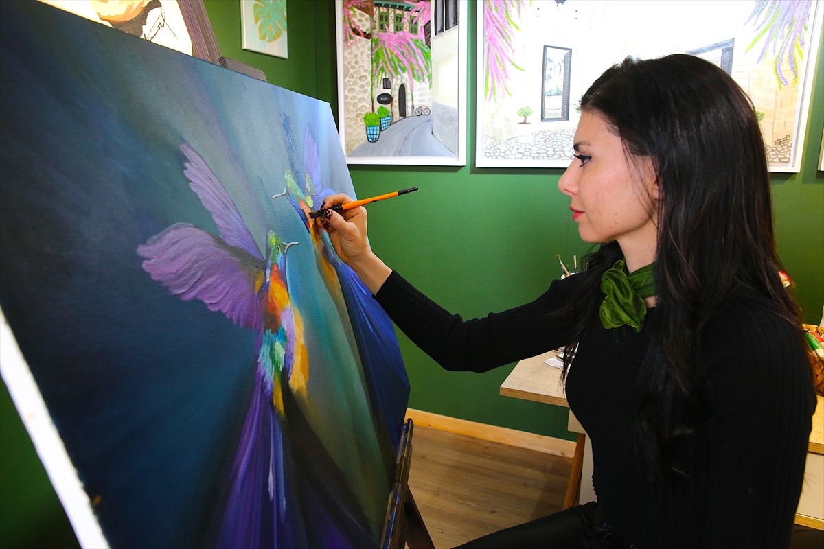 Hatay'da depremde iş yeri yıkılan 37 yaşındaki ressam Derya Tatlıcı, afetzede sanatçıların...