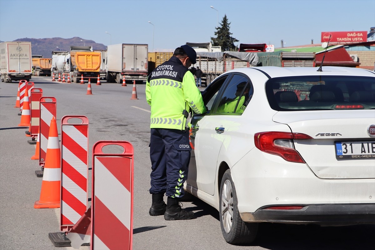 Hatay'da otoyol jandarmasınca 4 ilçede cayrokopter destekli trafik denetimi gerçekleştirildi...
