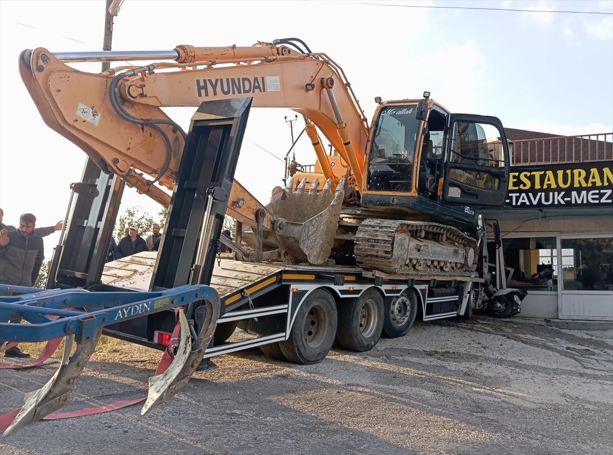 Hatay'ın Samandağ ilçesinde freni arızalanan tırın iş yerine girmesi sonucu sürücü...