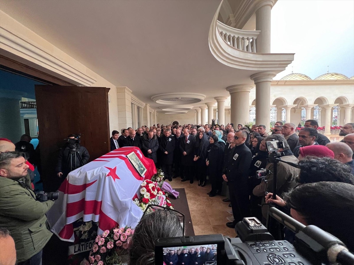 Hayatını kaybeden Kıbrıslı Türk iş insanı Asil Nadir (83) Kuzey Kıbrıs Türk Cumhuriyeti'nin (KKTC)...