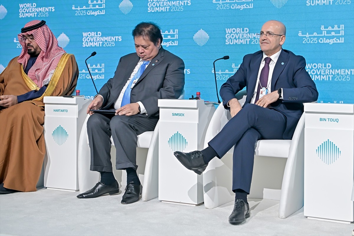 Hazine ve Maliye Bakanı Mehmet Şimşek (sağda), Birleşik Arap Emirlikleri'nin Dubai şehrinde...