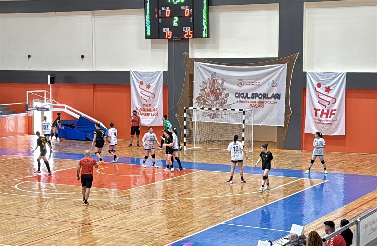 Hentbol Kadınlar Süper Lig'in 16. haftasında Bursa Büyükşehir Belediyespor ile Kırşehir...