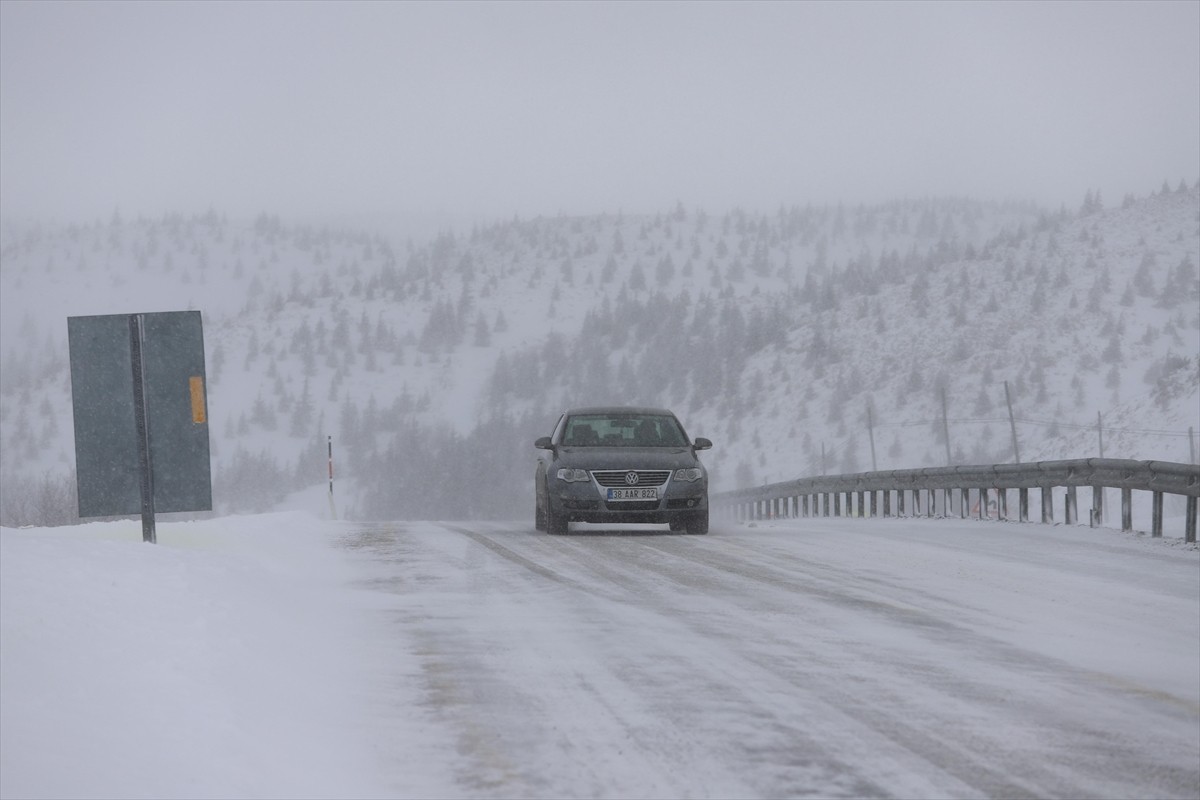 İç Anadolu ile Akdeniz bölgelerini birbirine bağlayan Sertavul Geçidi'nde tipi etkisini...