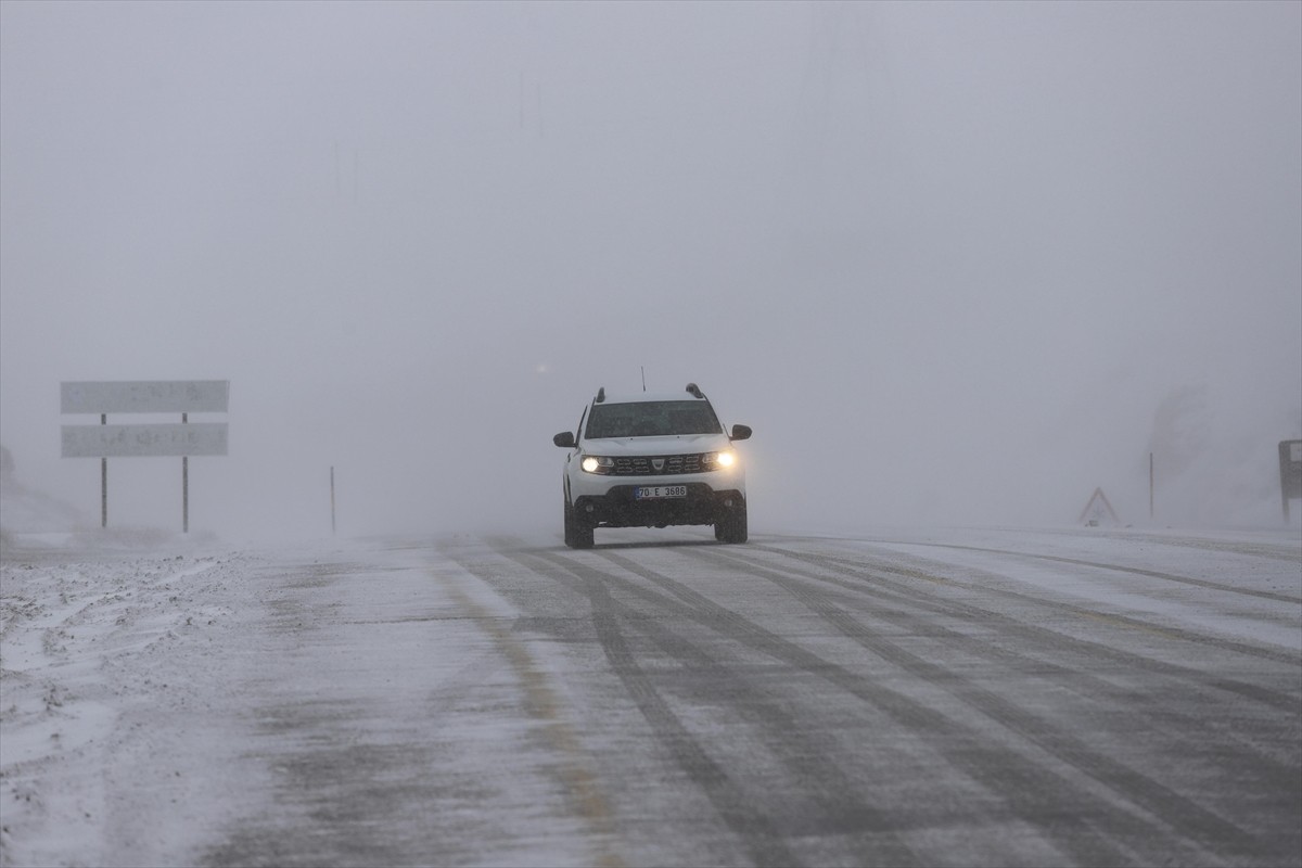 İç Anadolu ile Akdeniz bölgelerini birbirine bağlayan Sertavul Geçidi'nde tipi etkisini...