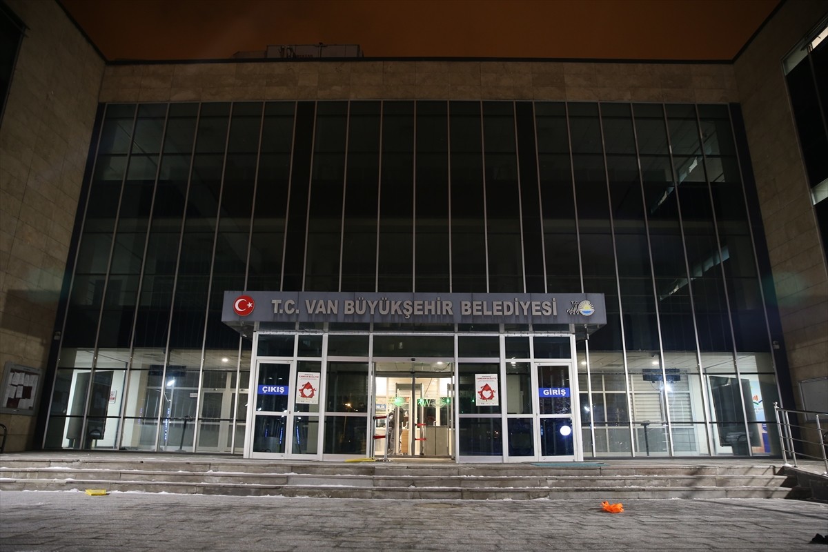 İçişleri Bakanlığınca, Van Büyükşehir Belediye Başkanı Abdullah Zeydan görevden uzaklaştırıldı...