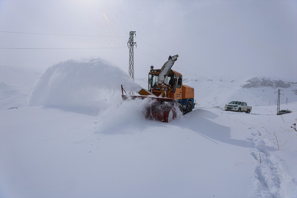 Iğdır'da etkili olan kar yağışı nedeniyle kapanan 75 köy yolu, karla mücadele çalışmalarının...