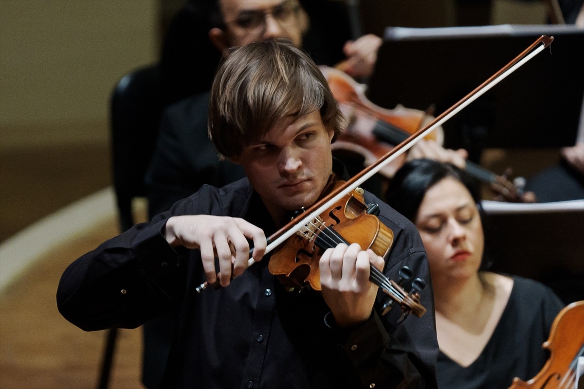 İkinci Uluslararası Suna Kan Keman Yarışması'nda 3'üncü olan Rus keman virtüözü Viacheslav...