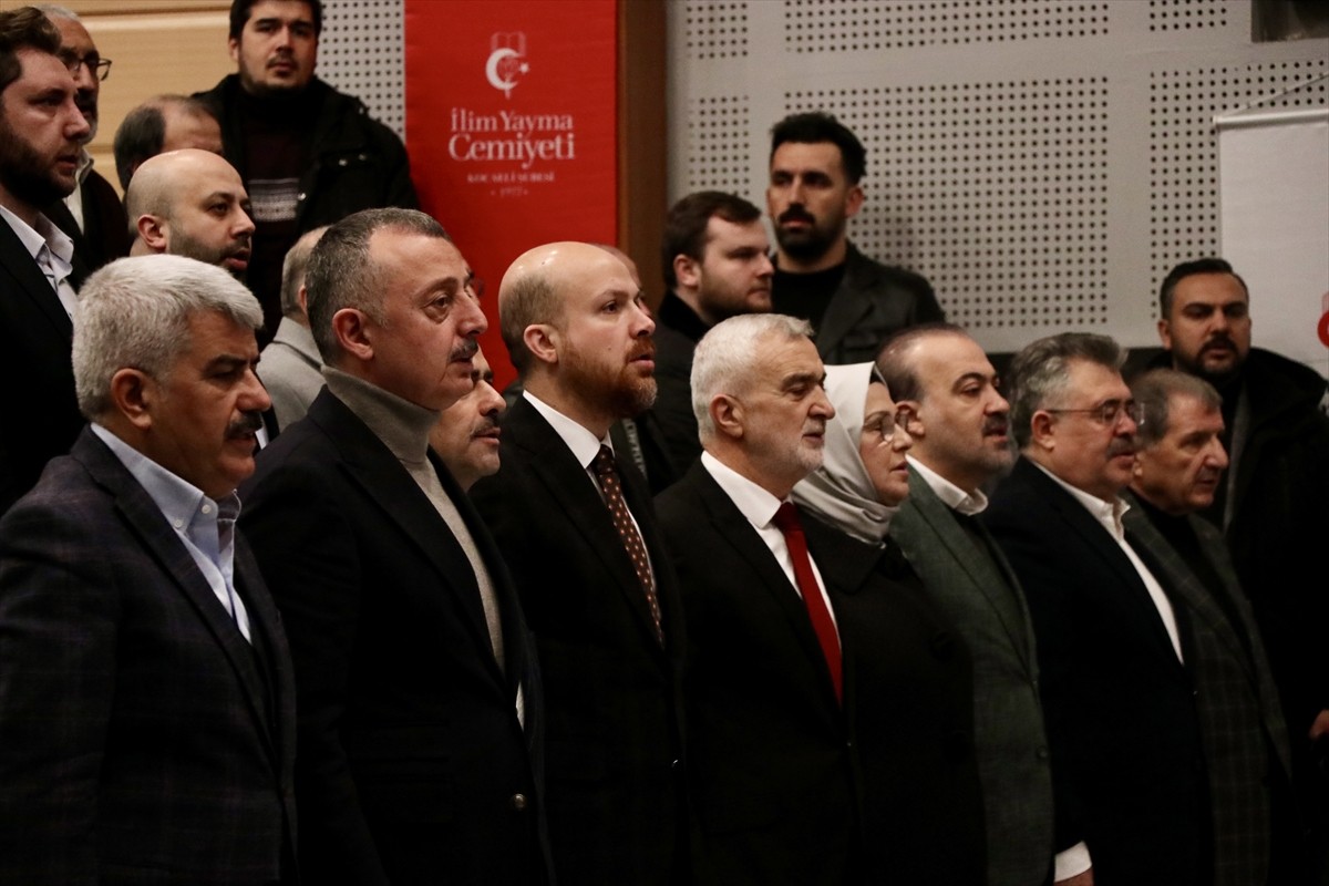 İlim Yayma Vakfı Mütevelli Heyeti Başkanı Bilal Erdoğan (ortada), İlim Yayma Cemiyeti Kocaeli...
