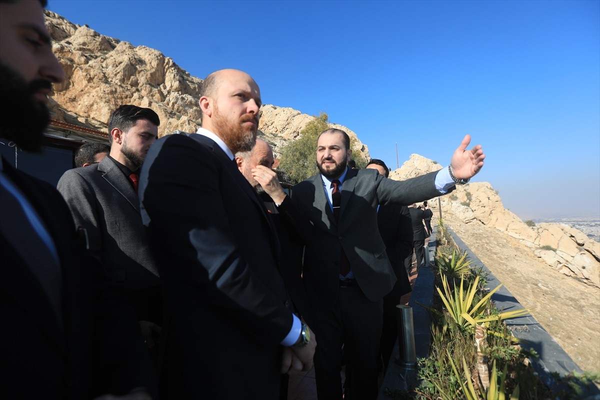 İlim Yayma Vakfı Mütevelli Heyeti Başkanı Bilal Erdoğan (sol 2) ve beraberindeki Türk heyet...