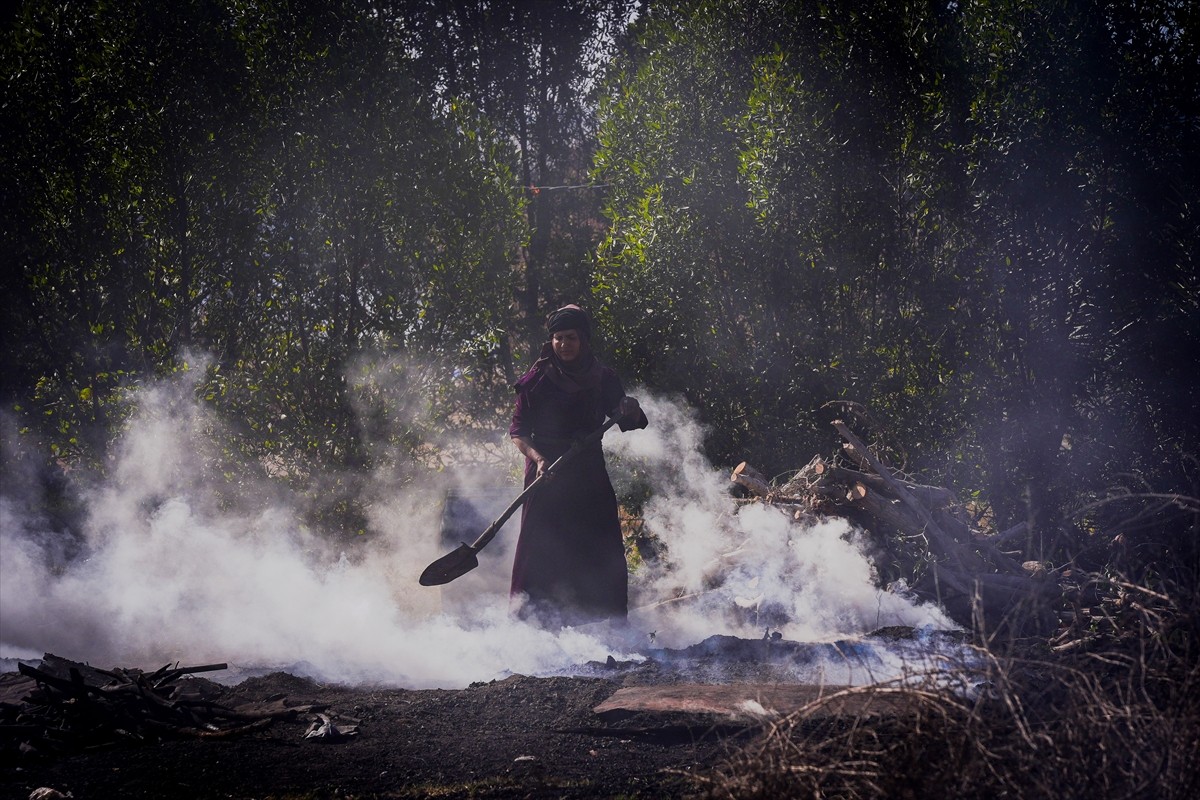 Irak'ın başkenti Bağdat’ta yoksul aileler, topladıkları odunları mangal kömüre dönüştürüp, pazarda...