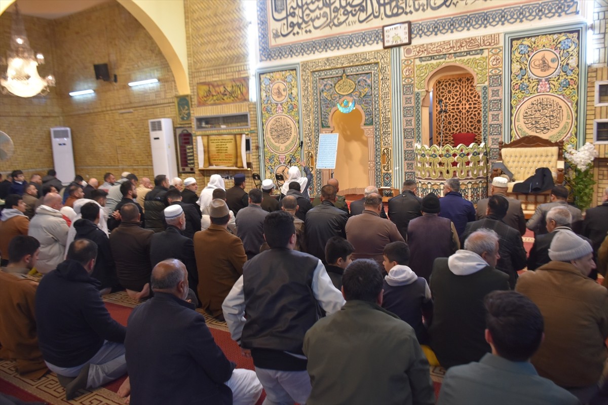 Irak'ın Kerkük kentindeki Müslümanlar, ramazan ayının ilk teravih namazını Büyük Nur Camisi’nde...