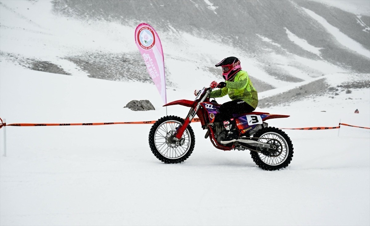 Isparta'daki Davraz Kayak Merkezi'nde Motosnow Yarışları başladı.