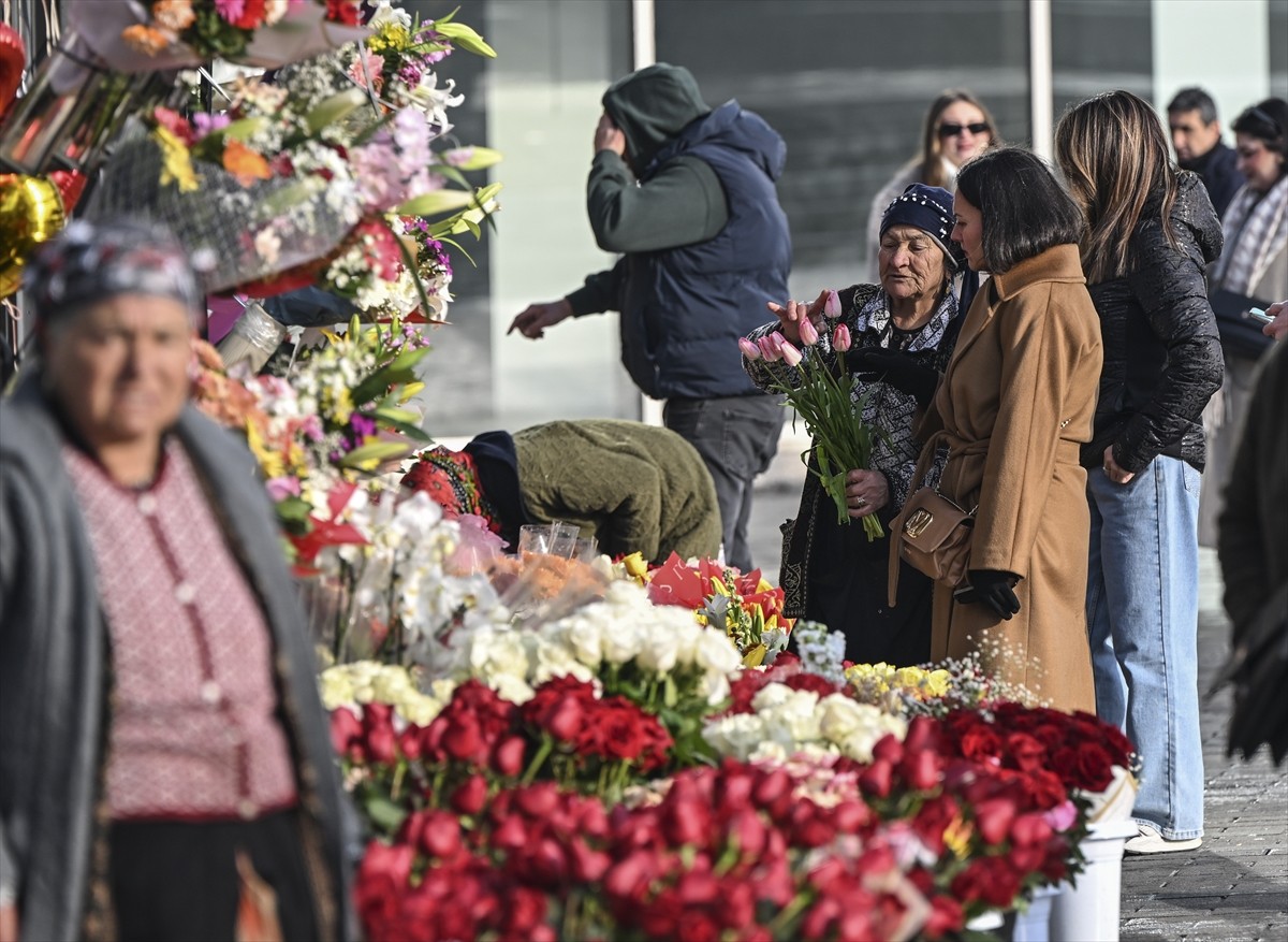 İstanbul'da 14 Şubat Sevgililer Günü dolayısıyla yoğunluğun yaşandığı çiçekçilerde en çok kırmızı...