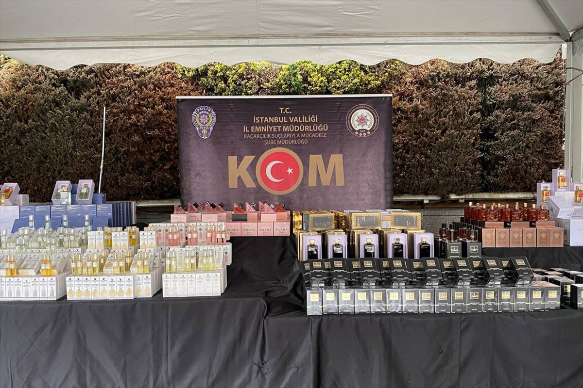 İstanbul'da 167 bin 924 şişe kaçak parfüm ele geçirildi, 6 şüpheli gözaltına alındı.
