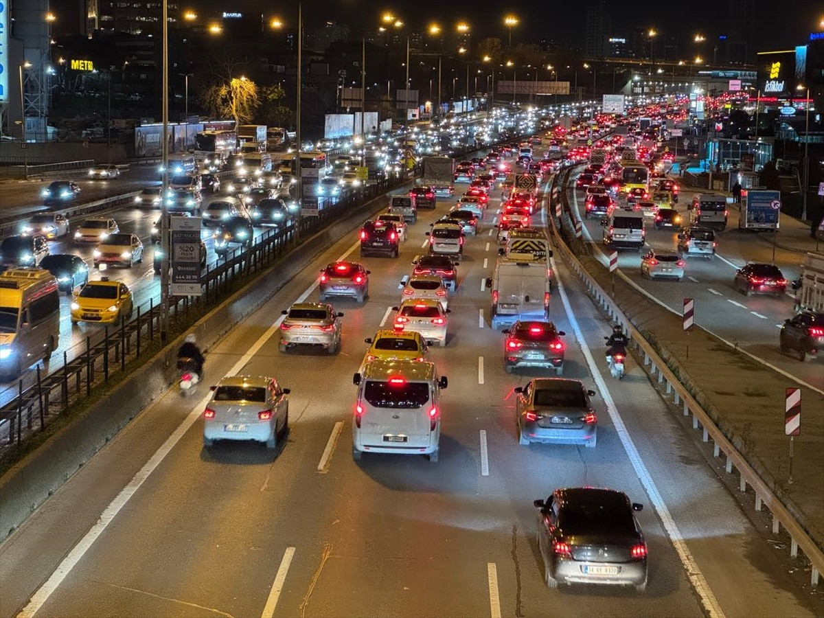 İstanbul'da akşam saatlerinde mesai bitiminin ardından trafik yoğunluğu yüzde 83'e ulaştı. Anadolu...