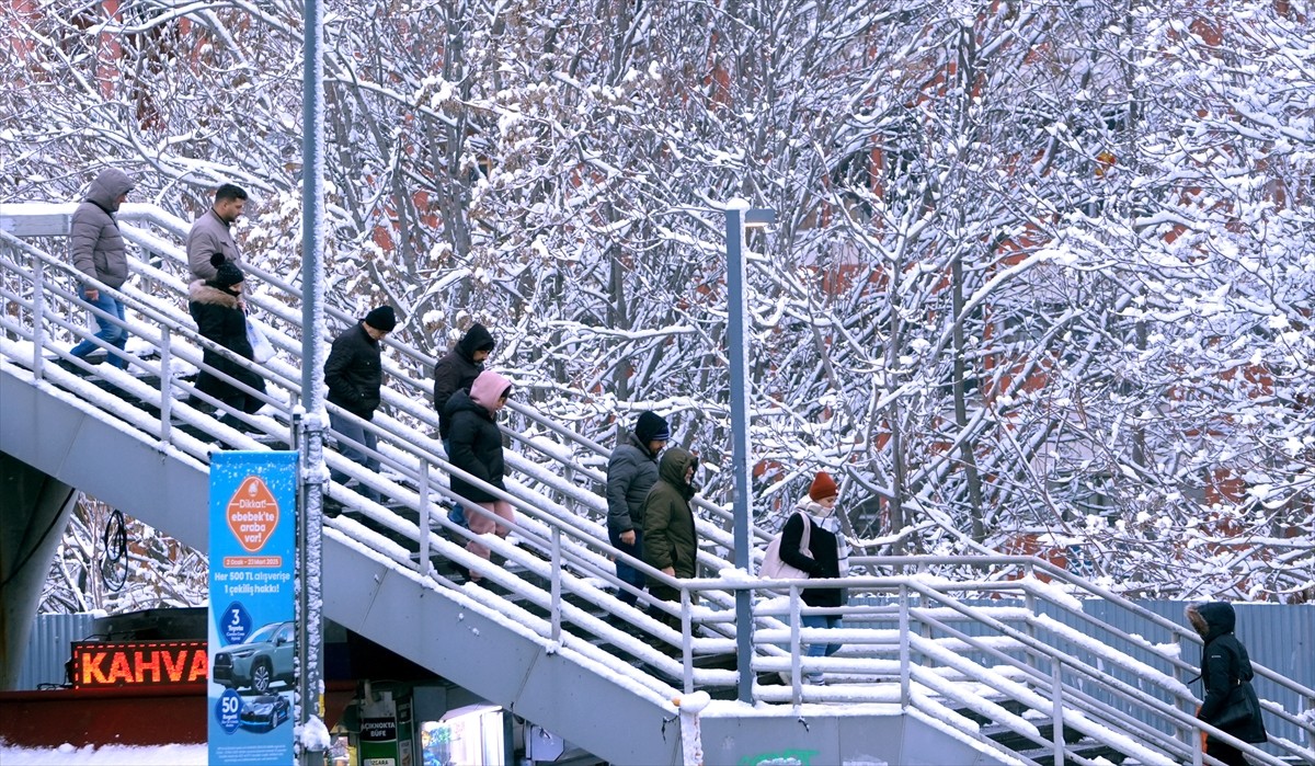 İstanbul'da aralıklarla devam eden kar yağışı, Cevizlibağ çevresinde etkili oldu. Vatandaşların...