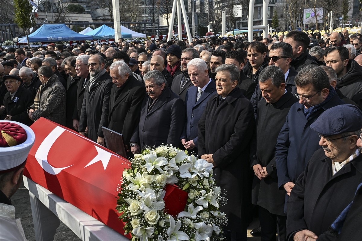 İstanbul'da bir süredir akciğer kanseri nedeniyle tedavi gördüğü hastanede dün vefat eden 78...