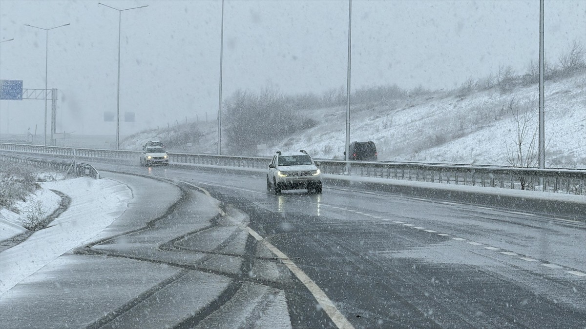 İstanbul'da haftanın üçüncü iş gününde sabah saatlerinde trafik yoğunluğu yaşanıyor.