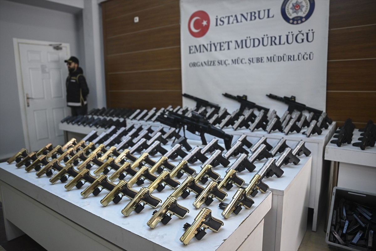 İstanbul'da kurusıkıdan dönüştürülen 114 tabanca ile 4 uzun namlulu silahın ele geçirildiği kaçak...