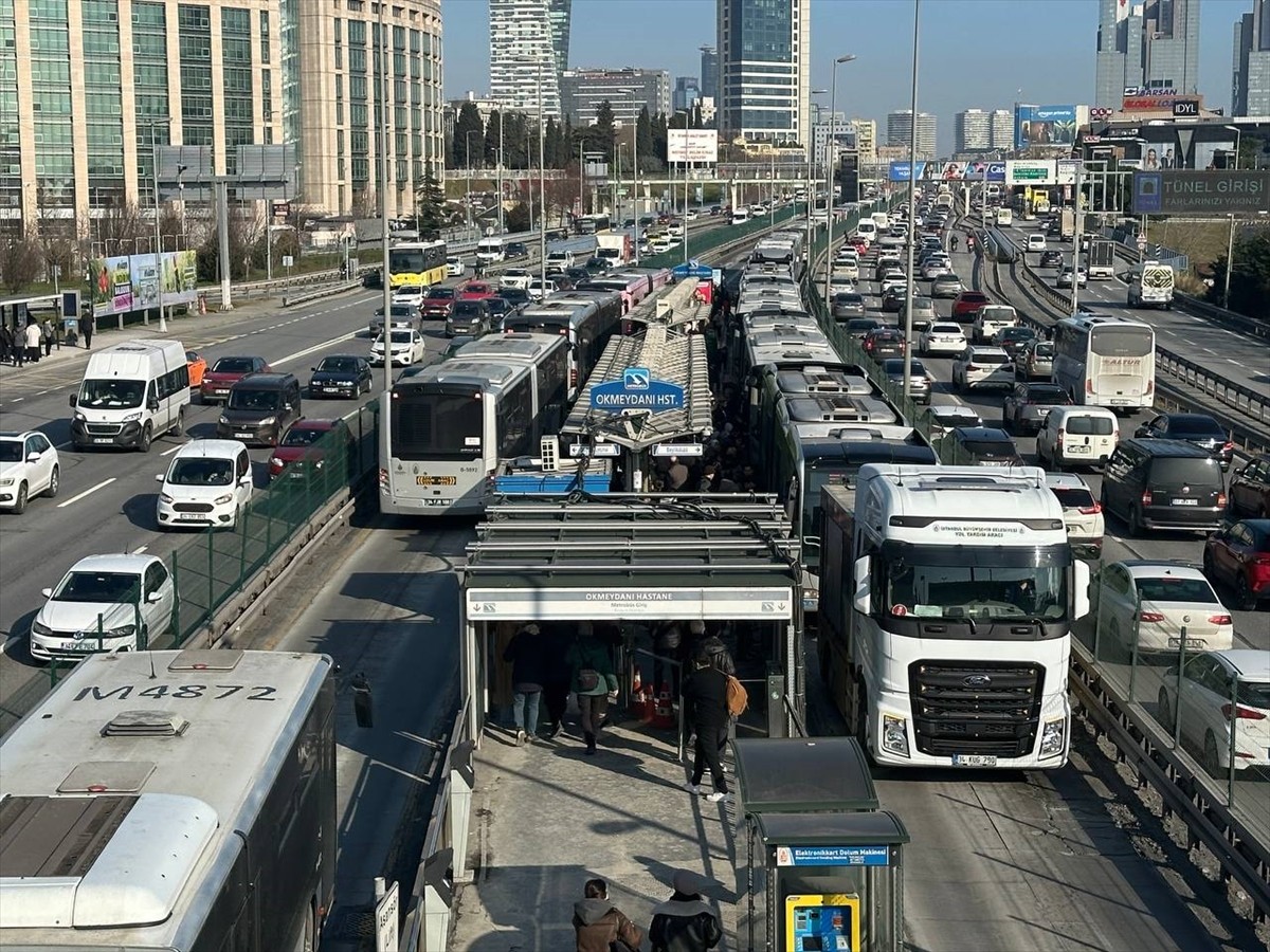 İstanbul'da, Okmeydanı Hastane durağında bir metrobüsün arızalanması nedeniyle yoğunluk...