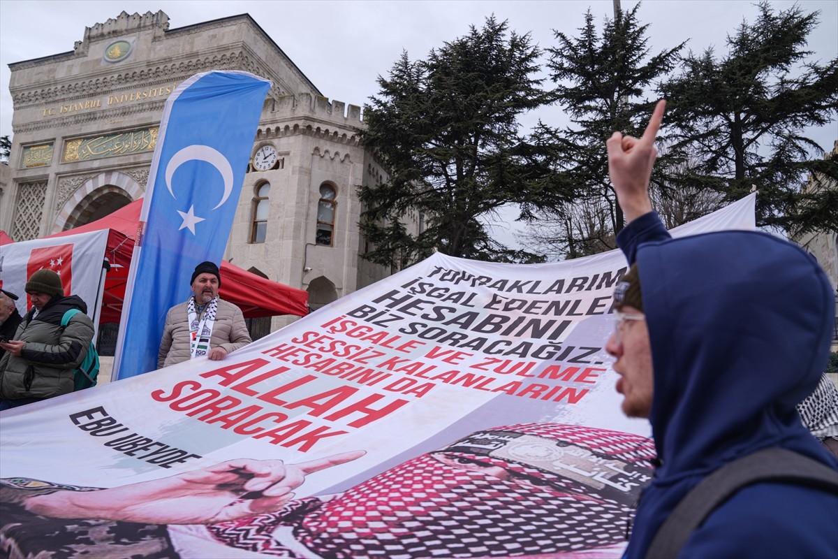 İstanbul'da Saadet Partisi İl Başkanlığı üyeleri, ABD Başkanı Donald Trump'ın Gazze'yi "devralma"...